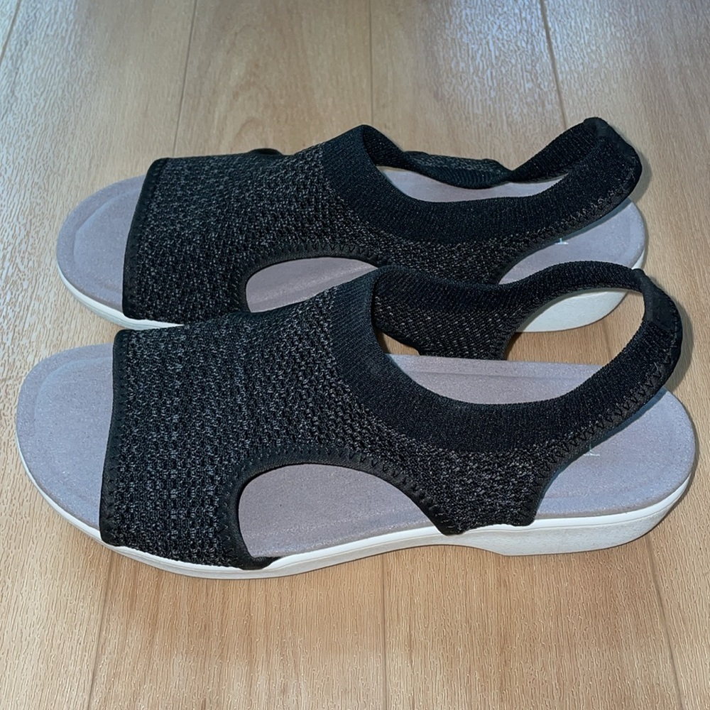 *NWOT* Traq by Algeria dream knit sports sandals - Picture 2 of 4